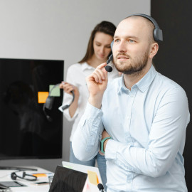 Helpdesk worker